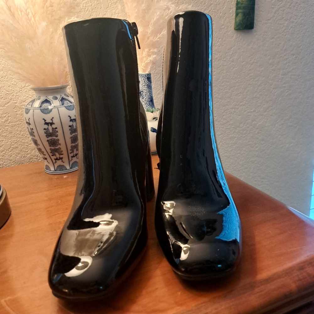 Brand new black patent leather Steve Madden short boot
